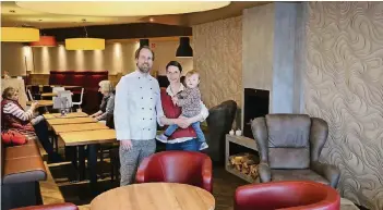  ??  ?? Sebastian van Densen, hier mit seiner Frau Nadine und Tochter Jule in den neuen, im April 2017 eröffneten Räumen des Cafés van Densen an der Leipziger Straße 43, ist traurig, dass die neue Konzertrei­he nicht starten kann.