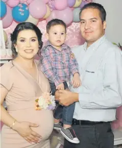  ??  ?? &gt; Irma Ayeri con su hijo, Álvaro Bejarano Soto, y su esposo, Álvaro Bejarano Leyva.