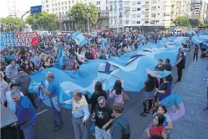  ?? Fabián marelli ?? Con banderas argentinas, se desarrolló la protesta frente al Congreso