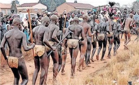  ?? | DUMISANI ?? INITIATES walk in a ceremonial parade during a stopover in Tweefontei­n near KwaMhlanga, Mpumalanga.
SIBEKO