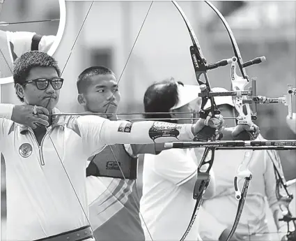  ?? FOTO-FOTO: WAHYUDIN/JAWA POS ?? BIDIK: Pemanah recurve terbaik Indonesia Riau Ega Agatha berlatih di lapangan panahan Senayan, Jakarta. Dia sudah lolos ke Olimpiade 2016. Insert: Ika Yuliana Rochmawati juga sudah lolos ke Olimpiade. Tugas selanjutny­a adalah membantu meloloskan tim...