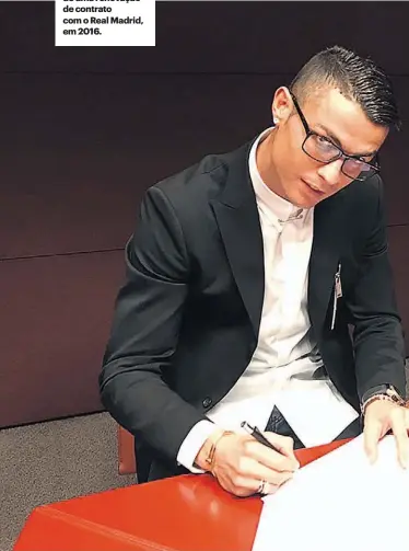  ??  ?? Osório de Castro ao lado de Cristiano Ronaldo no momento da assinatura de uma renovação de contrato com o Real Madrid, em 2016.
