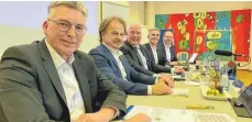  ?? FOTO: RAU ?? Noch sind es fünf, bald nur noch zwei: die Vorstände der Volksbank Ulm-Biberach, von links: Gerhard Braig, Gerolf Scherer, Ralph P. Blankenber­g, Stefan Hell und Alexander Schulze. Die beiden Letzteren bilden ab Sommer das neue Führungs-Duo.