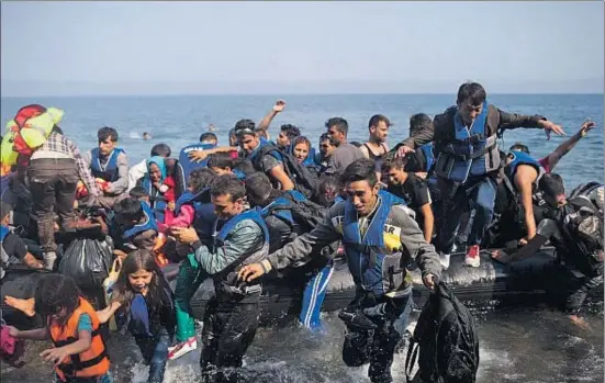  ?? LASZLO BALOGH / REUTERS ?? Un grup de refugiats sirians arribant en una llanxa pneumàtica a l’illa grega de Lesbos