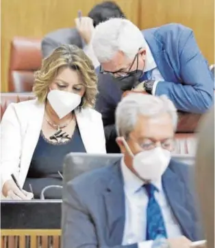  ??  ?? El consejero Rogelio Velasco, en primer plano. Detrás, Susana Díaz