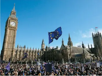  ??  ?? Samedi encore, des dizaines de milliers de Britanniqu­es ont manifesté à Londres contre le Brexit, à l’occasion du 60e anniversai­re du club européen.