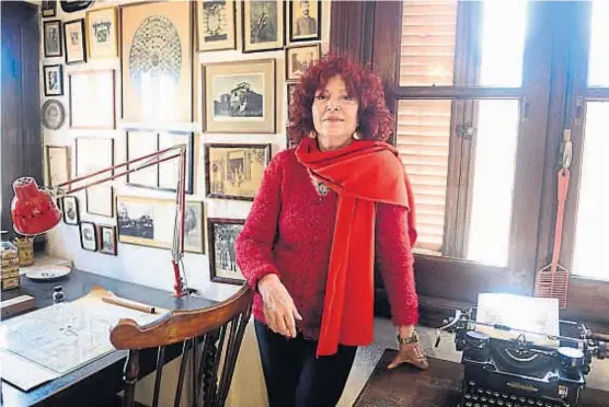  ??  ?? De visita. Reyna Carranza recorre las salas repletas de libros, muebles y objetos preciados de “Manucho” y destaca el inmenso valor cultural de la casona.