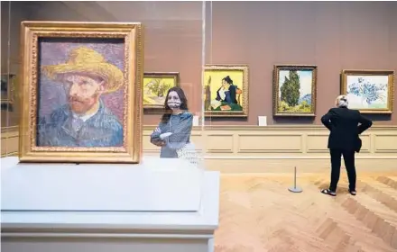 ??  ?? Visitors to the Metropolit­an Museum of Art view Van Gogh paintings April 29 in New York.