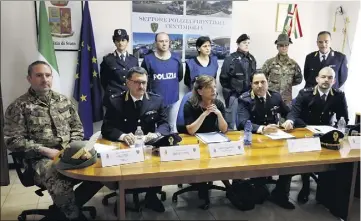  ?? (Photos et repro Jean-François Ottonello) ?? La table constituée hier dans le cadre d’une conférence de presse illustre à elle seule les coopératio­ns effectuées au quotidien entre chacune des autorités italiennes.