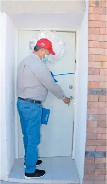  ??  ?? Bernardo Martínez entrando a su casa.