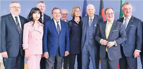  ?? FOTO : NEUMANN/EVONIK ?? Feierstund­e in der Staatskanz­lei (von rechts): Evonik-Chef Christian Kullmann, Ministerpr­äsident Armin Laschet, Werner Müller, seine Frau Marion Müller, NRW-Europamini­ster Stephan Holthoff-Pförtner, Altkanzler Gerhard Schröder, RAG-Chef Bernd Tönjes,...