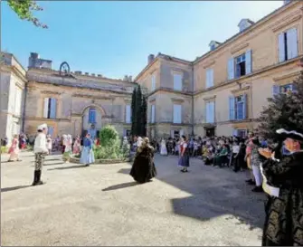  ?? ?? Le roi danse dans la cour du château de Castelnau.