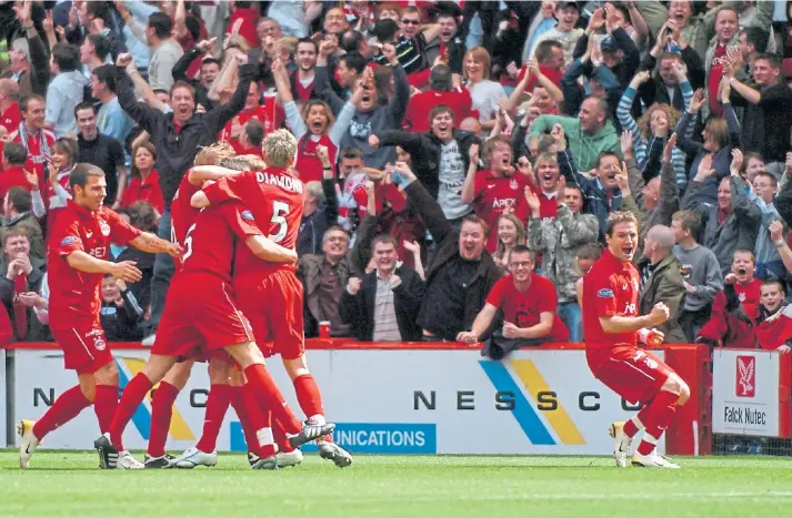  ?? ?? MEMORABLE WIN: Aberdeen players celebrate after Scott Severin’s sensationa­l volley put the Dons ahead against Rangers at Pittodrie on the final day of the 2006-07 season.