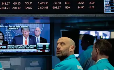  ??  ?? Traders a Wall Street, che da lunedì prossimo chiuderà temporanea­mente il «floor» e le contrattaz­ioni saranno tutte elettronic­he