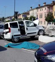  ?? (Foto Sartori) ?? Sbandata
I carabinier­i sul luogo dell’incidente costato ieri la vita al 64enne Gianfranco Cordioli di Valeggio