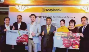  ?? PIC BY ASWADI ALIAS ?? Maybank community financial service head Datuk Hamirullah Boorhan (centre), cards and group community financial service head B. Ravinthara­n (second from left) and other officials at the appointmen­t of Fattah Amin (third from left) and Nur Fazura...