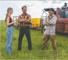  ?? UNIVERSAL PICTURES ?? Daisy Edgar-jones, left, and Glen Powell get direction from Lee Isaac Chung on the Oklahoma set of Twisters, a pet project of producer and tornado fanatic Steven Spielberg. It's also a throwback to Twister, the film from Jan de Bont that starred Helen Hunt and Bill Paxton.