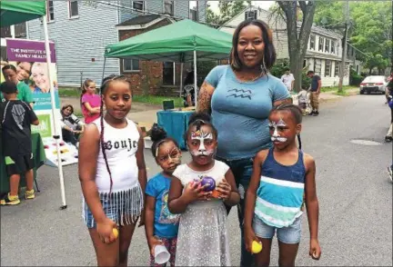  ?? PATRICIA DOXSEY — DAILY FREEMAN ?? Shanelle Ruffin of Kingston stands with, from left, niece Daziaha Lundy, 10, daughter Chanelle Edwards, 3, daughter Mia Edwards, 5, and niece Ty Curry, 7, during Saturday's Midtown Make A Difference Day in Kingston, N.Y.
Online: Additional photos and...