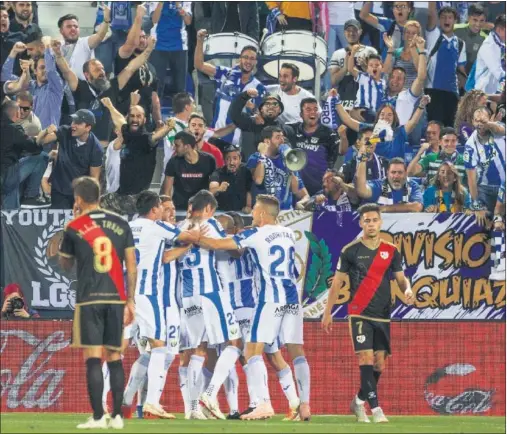  ??  ?? EL GOL DEL TRIUNFO. Los jugadores del Leganés abrazan a Carrillo por el 1-0 ante la desolación de los rayistas Trejo y Álex Moreno.