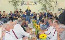  ?? FOTO: MUSIKKAPEL­LE ZWIEFALTEN­DORF ?? Vollbesetz­te Reihen beim Herbstfest in Zwiefalten­dorf. Unser Bild zeigt die Jugendkape­lle des Vereins, die die Besucher unterhielt.