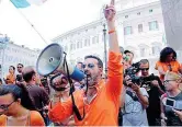  ??  ?? La protesta La manifestaz­ione dei No vax davanti alla Camera dei deputati a Roma lo scorso luglio dopo l’approvazio­ne del decreto legge sui vaccini