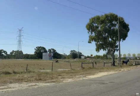  ??  ?? 01 — In the Perth suburb of Dayton, denuded peri-urban rural land awaits urban developmen­t. Photo taken in 2013.