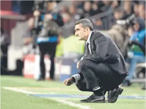  ?? — Gambar Reuters ?? RESAH: Reaksi Valverde ketika pasukannya diasak hebat oleh Levante pada perlawanan liga di Nou Camp, Barcelona kelmarin.