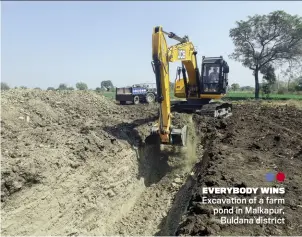  ??  ?? EVERYBODY WINS
Excavation of a farm pond in Malkapur, Buldana district