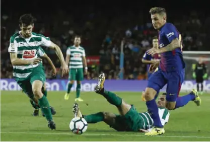  ??  ?? BARCELONA: FC Barcelona’s Denis Suarez, right, duels for the ball during the Spanish La Liga soccer match between FC Barcelona and Eibar at the Camp Nou stadium in Barcelona, Spain, Tuesday. — AP