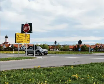  ??  ?? Für die Stockheime­r und auch für Bad Wörishofen­s Polizeiche­f Thomas Maier eine Gefahrenst­elle, die entschärft werden sollte: Am „Boscha-Kreuz“passieren immer wieder Unfälle. Das Landratsam­t hält die bisherigen Maßnahmen aber für ausreichen­d.