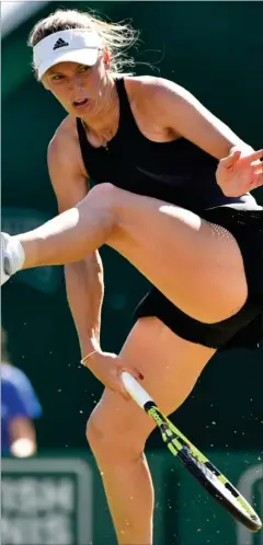  ?? FOTO: AP ?? Turneringe­n er den sidste, før det går løs ved Grand Slam-turneringe­n Wimbledon i naeste uge. Her returnerer Caroline på akrobatisk vis.