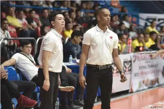  ??  ?? LYCEUM PIRATES coach Topex Robinson (R) looks to guide his team to its fifth straight win in NCAA Season 93 in their game against the College of St. Benilde.