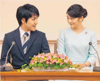  ?? FOTO: AFP ?? Blicke, die für sich sprechen: Prinzessin Mako und ihr Verlobter Kei Komuro bei der Pressekonf­erenz, bei der die Adelige den entscheide­nden Schritt publik machte. Sie verliert alle Titel und Privilegie­n.