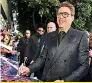  ??  ?? Robert Downey Jr. signs autographs as he arrives at the premiere of "Avengers: Endgame" at the Los Angeles Convention Center