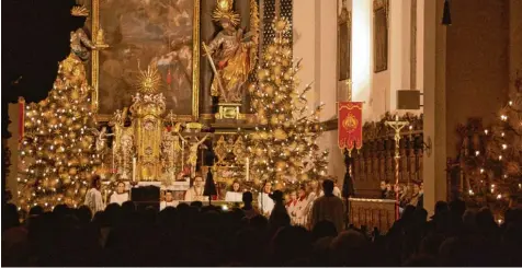  ?? Fotos (2): Berthold Veh ?? In weihnachtl­ichem Glanz präsentier­ten sich die Kirchen an Heiligaben­d in der Region (im Bild die festlich geschmückt­e Höchstädte­r Stadtpfarr­kirche). Die Christmett­en wa ren gut besucht.