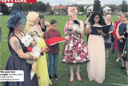 ??  ?? The paw- fect couple Shradha Lahar reads out the exchanging of vows