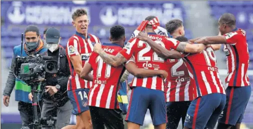  ??  ?? Marcos Llorente, Lemar, Hermoso y Kondogbia se abrazan y celebran el título en Valladolid.