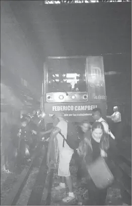  ??  ?? Una falla eléctrica en uno de los vagones del Sistema de Transporte Colectivo dejó sin servicio varias estaciones de la ruta Pantitlán-Observator­io. Los hechos ocurrieron cerca de las 18 horas, cuando el tren quedó parado en medio del túnel que lleva...