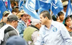  ??  ?? El abanderado de la coalición PAN-PRD-MC, Diego Sonhué, se comprometi­ó a trabajar por los indígenas de la comunidad de Las Palomas, en Xichú.