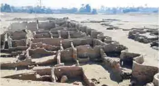  ??  ?? Photo fournie par le ministère des Antiquités égyptien le 8 avril 2021, montrant une ville antique de plus de 3000 ans récemment découverte sur la rive ouest du Nil près de Louxor