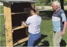  ?? FOTO: KREISSPARK­ASSE SIGMARINGE­N ?? Auszubilde­nde Valeria Urbach und Alfred Bauernfein­d, 1. Vorsitzend­er NABU Sigmaringe­n.