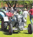  ?? FOTOS: GISELA SGIER ?? Viel bestaunt: ein American la France White Eagle, Baujahr 1917 (links). Auch antike Motorräder und Traktoren sind beliebt.