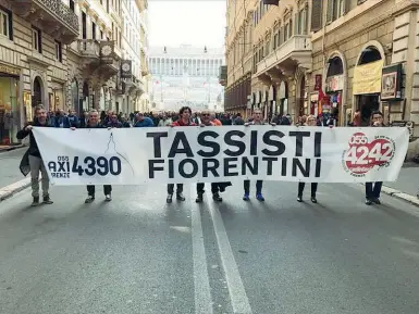  ??  ?? Lo striscione dei tassisti fiorentini ieri per le strade di Roma