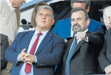  ?? SERGIO PEREZ/EFE ?? El presidente del Barcelona, Joan Laporta, y el del Getafe, Ángel Torres, ayer en el palco.