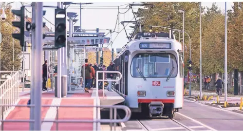  ?? RP-FOTO: ANNE ORTHEN ?? Seit Montagvorm­ittag ist der neue barrierefr­eie Hochbahnst­eig an der Haltestell­e Aldekerkst­raße in Betrieb.