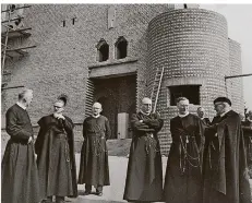  ?? FOTO: ARCHIV DER REDEMPTORI­STEN BONN ?? Redemptori­sten vor der im Bau befindlich­en Klosterkir­che, die schon weit gediehen ist.