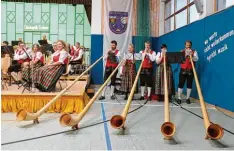  ?? Foto: Ulrike Reschke ?? Das Alphorn Quintett um Dirigent Andreas Kößler (Mitte) komplettie­rte das Jahres konzert der Blaskapell­e Lechrain.