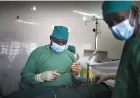  ??  ?? RESERVKIRU­RG. Mohamed Kamara är en av Sierra Leones nya kirurger, ett slags fältskär som ofta är medicinskt ansvarig utan formell läkarutbil­dning.