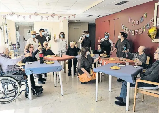  ?? MERCÈ GILI ?? A les residèncie­s, a la imatge el centre La Rambla de l’Hospitalet, es torna a brindar amb cava