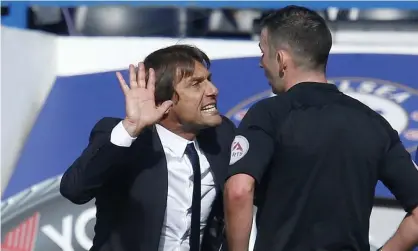  ??  ?? Antonio Conte has a word with the referee, Michael Oliver, during the 0-0 draw with Arsenal at Stamford Bridge. Photograph: Matthew Impey/Rex/Shuttersto­ck